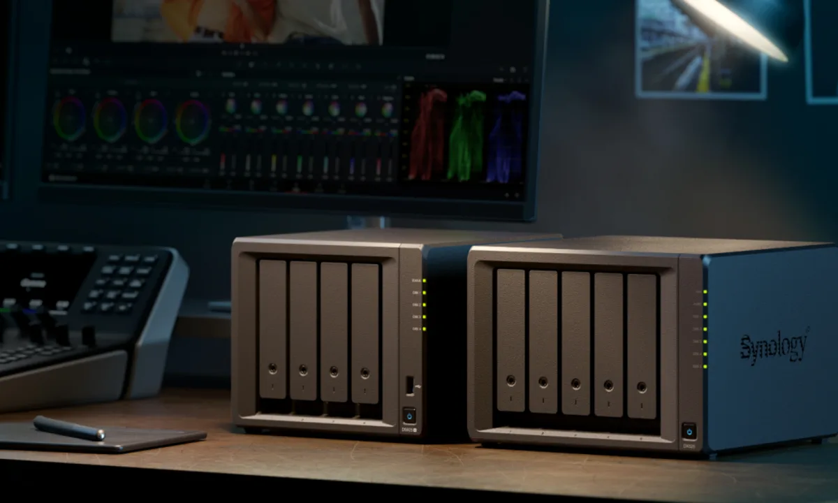 Synology DS925 Plus drive bays and compact enclosure